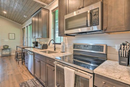 7 Mi to Ski Sapphire Valley Cottage with Fire Pit in แซฟไฟร์ (NC)