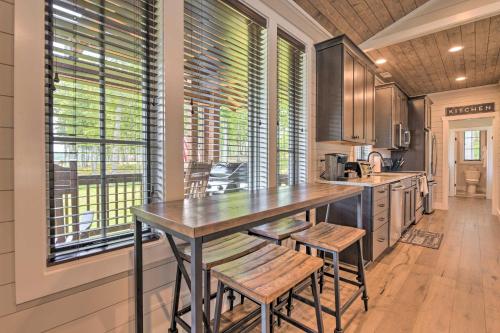 7 Mi to Ski Sapphire Valley Cottage with Fire Pit in แซฟไฟร์ (NC)