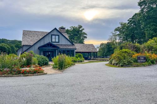 7 Mi to Ski Sapphire Valley Cottage with Fire Pit in แซฟไฟร์ (NC)