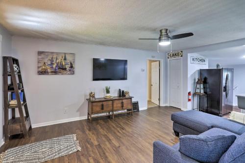 Lorain Lake Cottage Less Than 1 Mi to Lake Erie Fun! in Lorain, USA