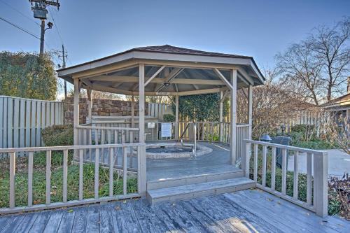 Hot Springs Condo with Pool and Lake Hamilton Access in Lake Hamilton, USA