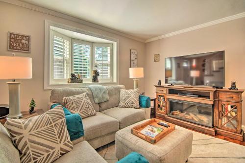 Sun-Lit Lake Geneva Sanctuary with BBQ Patio! in Lake Geneva, USA