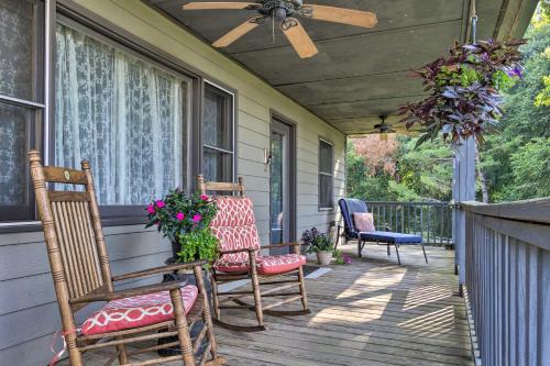 Cabin at LambFarm Horses with Fire Pit and Deck