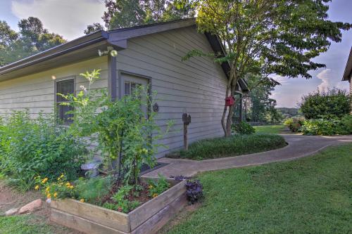 Cabin at LambFarm Horses with Fire Pit and Deck