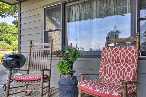 Cabin at LambFarm Horses with Fire Pit and Deck