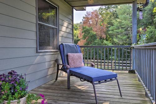 7 Mi to Downtown Morganton: Cabin w/ Fire Pit! in 摩根頓(NC)