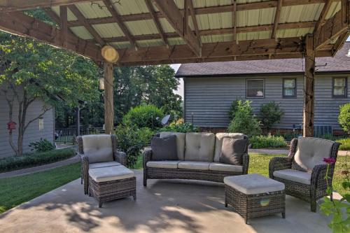 Cabin at LambFarm Horses with Fire Pit and Deck