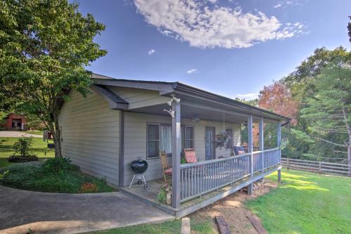 Cabin at LambFarm Horses with Fire Pit and Deck