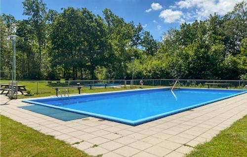 Úszómedence, 3 Bedroom Pet Friendly Home In Hörby (3 Bedroom Pet Friendly Home In Horby) in Linderöd