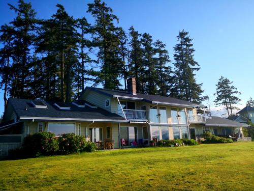 Donkersley Beach Manor A - Accommodation - Powell River