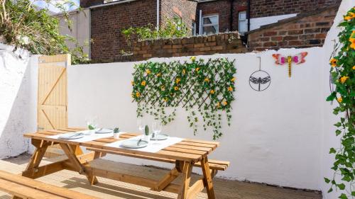 Coningsby House - Air Host & Stay - 6BR, Sleeps 14, Liverpool (photo 5)