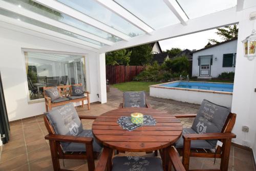 Erkély/terasz, Landhaus Hideaway mit Aussenpool, Sauna und Kamin in Bosau