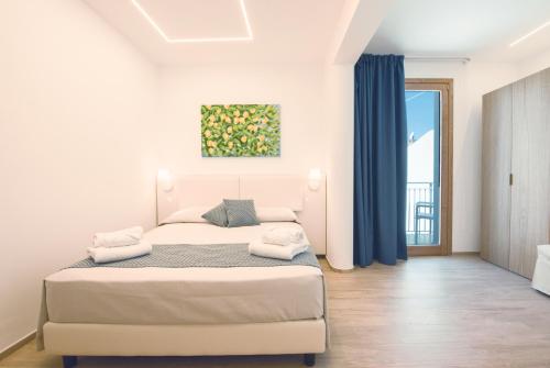 Deluxe Room image 3