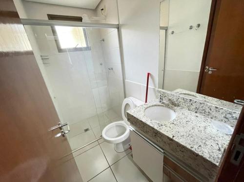 حمام, Apartamento 1 quarto condominio Aldeia do lago em Caldas Novas- Sem roupas de cama e banho, pets suj in Res. Alto da Boa Vista
