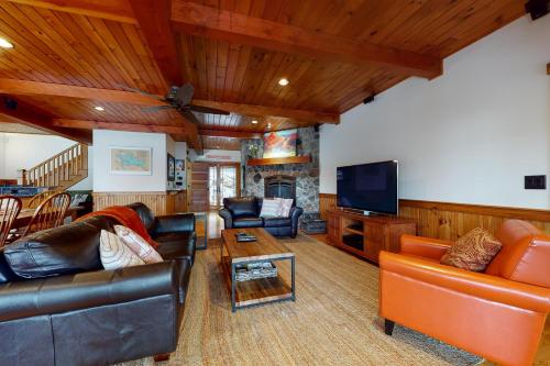 Luxury Adirondack Lakeview in Gilford, USA