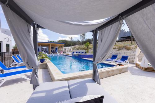 Swimming pool, The Bentley Hotel on 290 in Johnson City (TX)