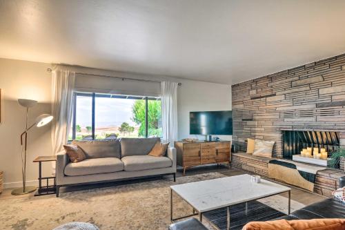 Lake Powell Views: Mid-Century Home in Page - Tap to explore photos