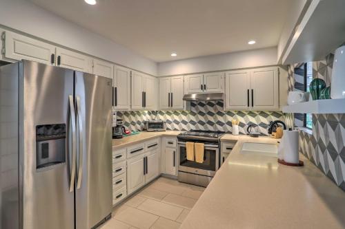 Chic Palm Springs Gem with Patio and Pool Access! in Palm Springs, USA