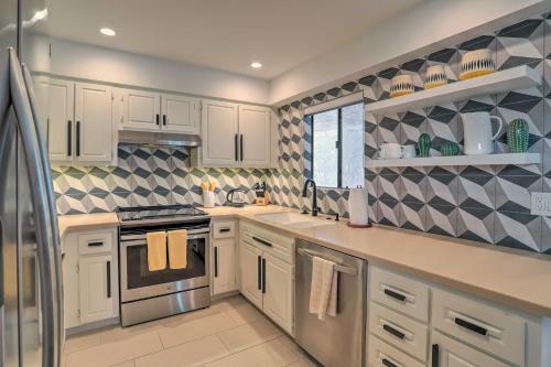 Chic Palm Springs Gem with Patio and Pool Access! in Palm Springs, USA