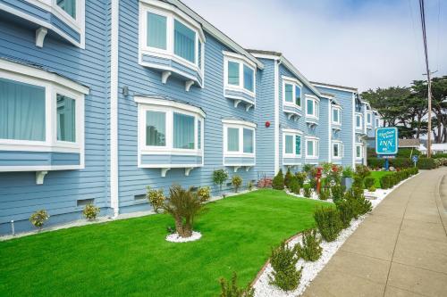 Exterior view, Harbor View Inn in Half Moon Bay