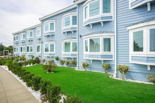 Exterior view, Harbor View Inn in Half Moon Bay