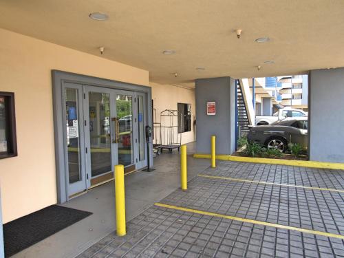 Capri Suites Anaheim - image 11