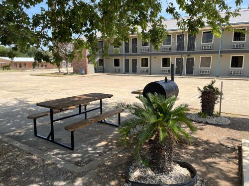 Coachway Inn in Luling, USA