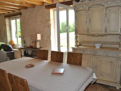 Gîte Razines, 4 pièces, 6 personnes - FR-1-381-218 (Maison de Vigneron Restauree avec Jardin Clos, Equipement Complet, au Cœur d'une Foret - FR-1-381-21) in Razines