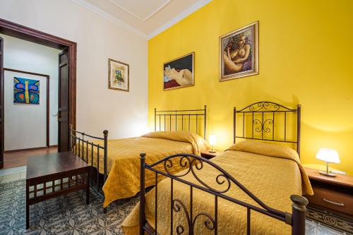1 queen bed, 2 twin beds