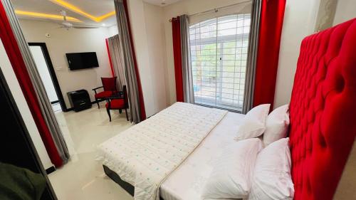 1 queen bed, 2 sofa beds