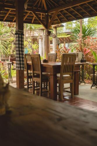 Sunrise Lodge & Lounge in Lovina Beach