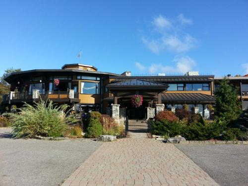 . Le Manoir du Lac Delage