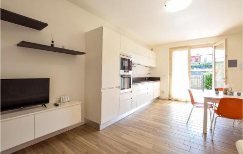  Amazing Apartment In Pastrengo With Kitchen in Pastrengo