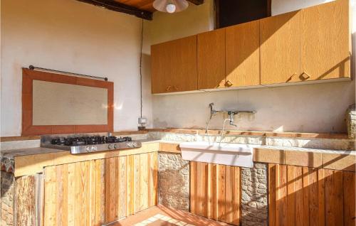  Stunning home in Gizzeria lido with WiFi in SantʼEufemia Vetere