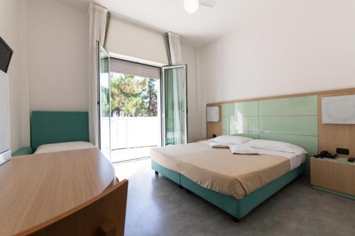 4 twin beds