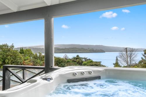 外觀, Splendour on Spencer - Lake Tarawera Holiday Home in 塔拉韋拉湖