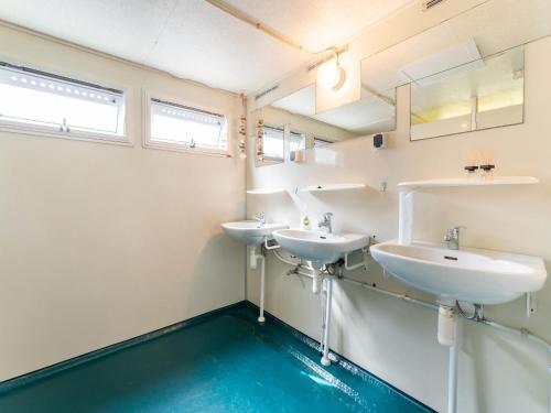 Bathroom, Charming tent lodge in Drents Landschap with balcony in Zwiggelte