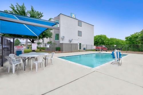 Motel 6-Benbrook, TX - Fort Worth