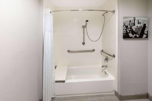 La Quinta by Wyndham Houston NW Brookhallow - image 7