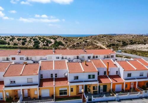 . 3 bedrooms house at Atouguia da Baleia 400 m away from the beach with enclosed garden and wifi