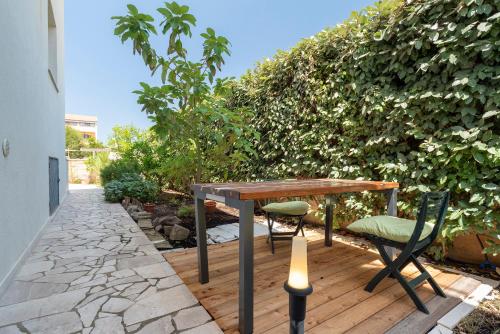  Charming Seafront Apartment with garden and patio in Fertilia