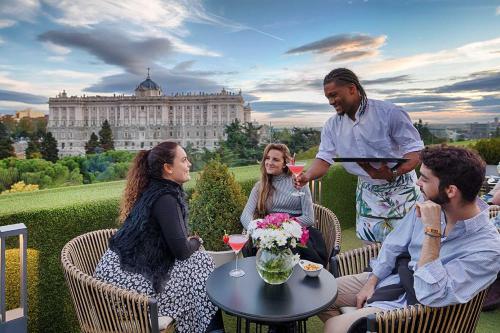 Apartosuites Jardines de Sabatini - main image