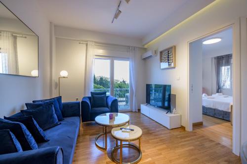 Lush Sapphire apt steps from Acropolis & Plaka!, Athen