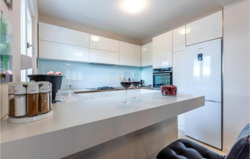 virtuve, Lovely Home In Dicmo With Sauna in Vojnic Sinjski