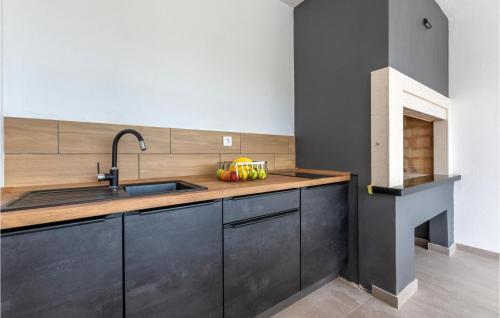 virtuve, Lovely Home In Dicmo With Sauna in Vojnic Sinjski