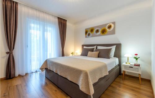 Lovely Home In Dicmo With Sauna in Vojnic Sinjski