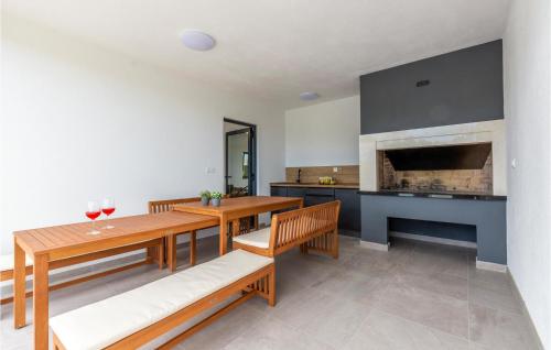 virtuve, Lovely Home In Dicmo With Sauna in Vojnic Sinjski