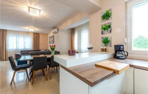 virtuve, Lovely Home In Dicmo With Sauna in Vojnic Sinjski