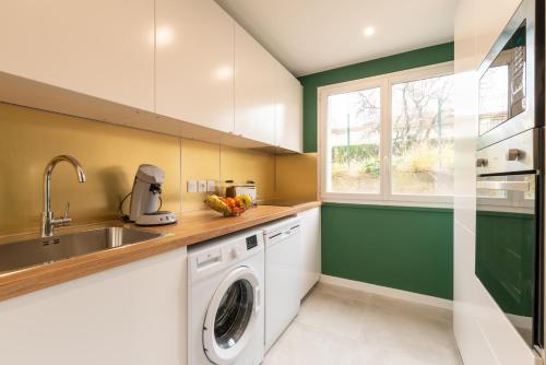 Kitchen, AMJA Proche clinique Saint-Roch apt 3 chambres 3 salles de bain parking gratuit ideal famille groupe in Estanove