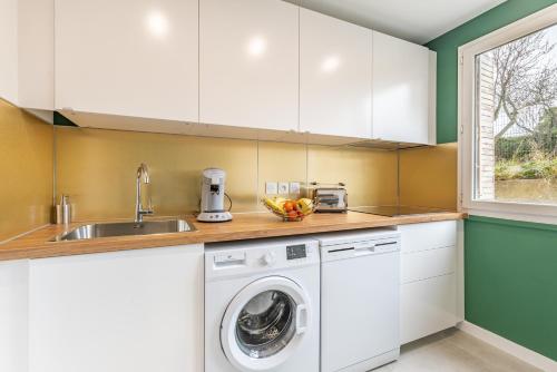Kitchen, AMJA Proche clinique Saint-Roch apt 3 chambres 3 salles de bain parking gratuit ideal famille groupe in Estanove